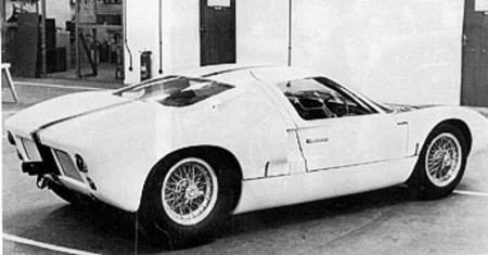 La première GT 40 dévoilée en avril 1964 présentait cette forme très effilée. Mais l'absence de bequ