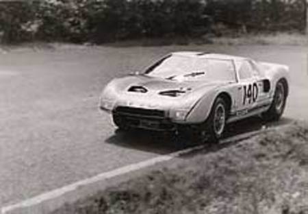 C'est aux 1000 km du Nürburgring (en mai 1964) que la GT 40 fera ses débuts officiels en compétition