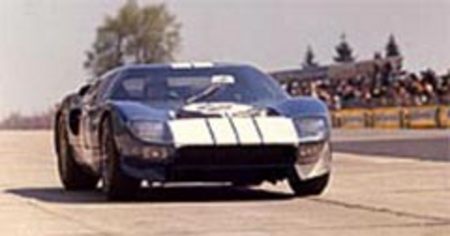 Pour la saison 1965, la GT 40 adopte cette carrosserie plus efficace au plan aérodynamique.