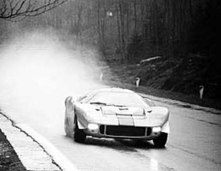 Confiées à de nombreuses écuries privées, les GT 40 vont brillamment s'illustrer en catégorie Sport