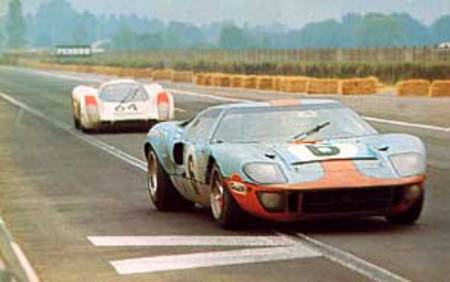 la GT 40 N° 6 pilotée dans les dernières heures par Jacky Ickx l'emporte avec deux secondes d'écart