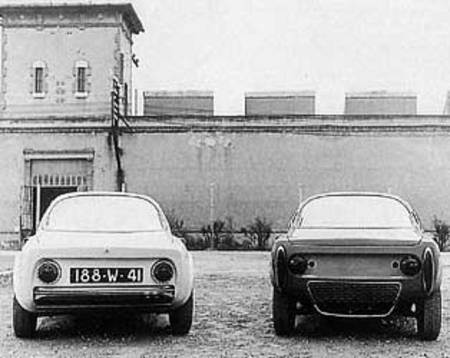 Devant l'usine de Romorantin, une Matra Bonnet Djet V (à gauche) côtoie une Djet René Bonnet.