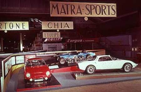 La Djet 5 S version Luxe sur le stand Matra du Salon de Paris 1965. En rouge, la Djet 5 standard.