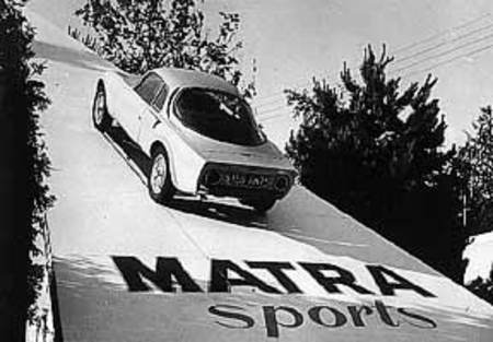 Cette mise en scène promotionnelle de la Djet V prend place au village des 24 Heures du Mans en 1965