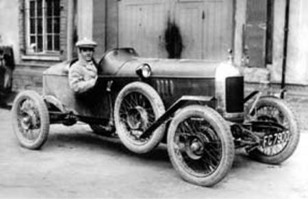 Cecil Kimber au volant de la MG « Old Number One », 1925