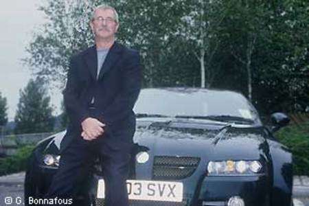 Peter Stevens devant la MG X Power SV