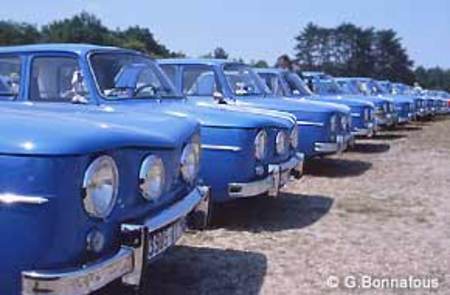 Alignement de R8 Gordini sur l'espace du CAAR (clubs Renault)