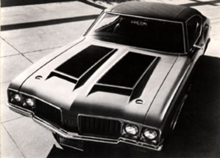 L' Oldsmobile 4-4-2 emprunte beaucoup à la Buick Skylark GS. Jusqu'à ses motorisations communes aux gammes Oldsmobile et Buick.