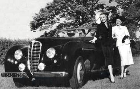 Ces deux élégantes présentent lors d'un concours d'élégance un cabriolet Delahaye 135 M Franay.