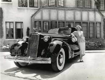 Marlène Dietrich et sa somptueuse Cadillac.