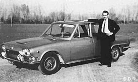 Michelotti devant la Triumph 2000 Saloon