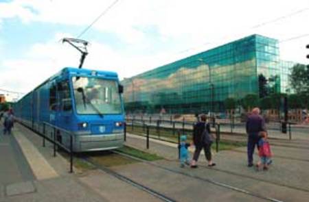 Des rames de tramway spéciales transportent les pièces détachées entre le centre logistique de Friedriechstadt (à la périphérie de la ville) et la Manufacture. Les rames, longues de 60 mètres, effectuent le trajet en 18 minutes 