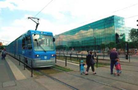 Des rames de tramway spéciales transportent les pièces détachées entre le centre logistique de Friedriechstadt (à la périphérie de la ville) et la Manufacture. Les rames, longues de 60 mètres, effectuent le trajet en 18 minutes