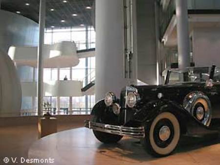 Dans cet univers futuriste, cette superbe Horch de 1936 trône comme un bijou dans un écrin.