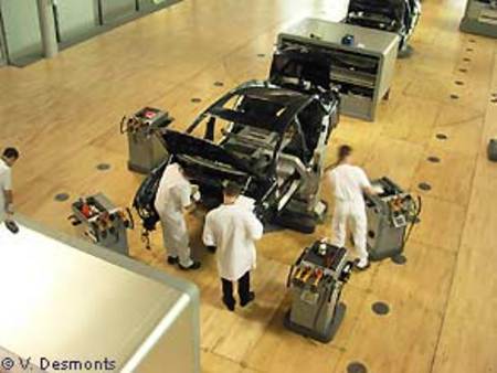 Chaque voiture en cours d’assemblage est accompagnée d’une volumineuse armoire contenant les pièces détachées à monter.