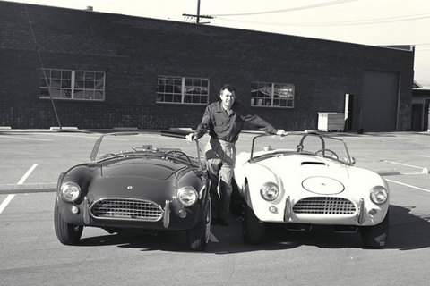 Carroll Shelby entre la Cobra 289 1963 de série et la version course : photo prise à l'usine Shelby American à Venice.