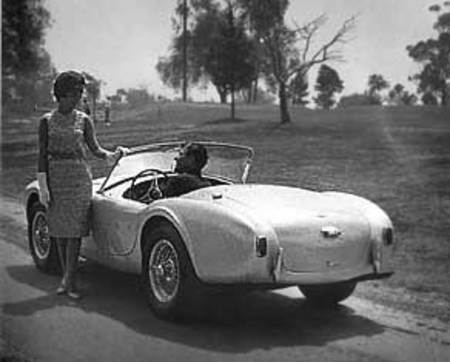 Carroll Shelby au volant de la Cobra en compagnie de sa secrétaire (1962).