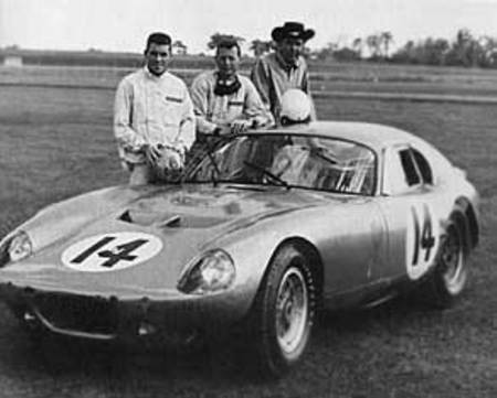 Carroll Shelby, le premier coupé Cobra et son équipage à Daytona.