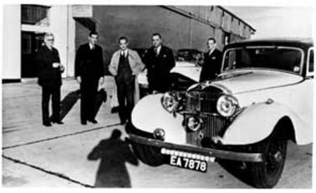 De gauche à droite : Richard Jensen, Lord Perryet,Edsel Ford avec une des toutes premières S-Type en 1936.