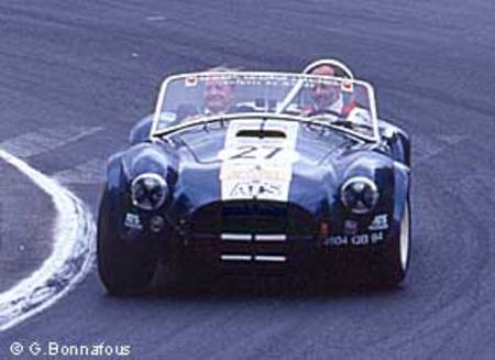 André Labarrère, le sénateur-maire de Pau, aux côtés d'Henri Pescarolo dans l'AC Cobra de l'écurie ATS