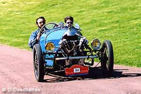Darmont ( 1926-1930) adopte un moteur de motocyclette V-Twin refroidi par eau.