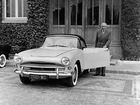 Henri-Théodore Pigozzi, dans la cour de l'usine Simca de Nanterre