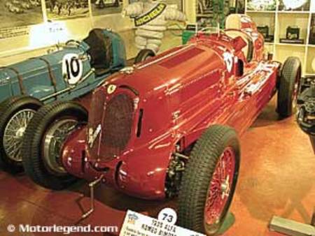 Alfa Roméo Bimotore 1936. Deux moteurs 500 ch. 320 km/h. Victorieuse du Grand Prix de Donington en 1938 piloté par Tazio Nuvorali