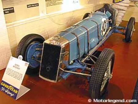 Derby Maserati de 1935. 1,5 litres 125 ch. Roues motrices avant. Une rareté.