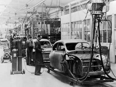 La production de la Saab 92 démarre en 1950.