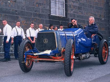 Robert Panhard au volant de la Panhard Levassor couse 1908