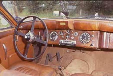 L’intérieur de cette Jaguar MK VII est resté “dans son jus“.