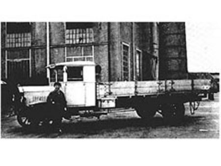 Moteur Benz 1923 et camion sur lequel il était monté.