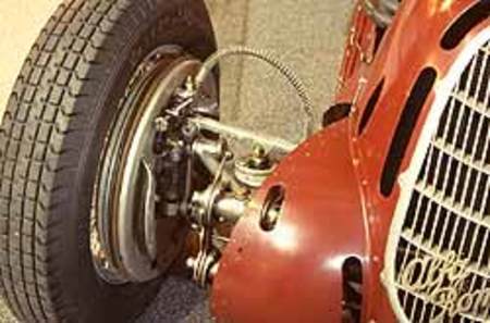 Alfa romeo Alfetta de Formule 1 dotée d'une suspension avant à roues indépendantes.