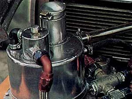 Pompe d'un circuit de graissage sur une voiture de compétition. Le radiateur est visible à l'arrière plan.