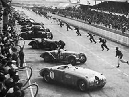 Départ des 24 Heures 1939 : au premier plan, la Bugatti de Wimille-Veyron, futurs vainqueurs, devant deux Talbot et une Lagonda