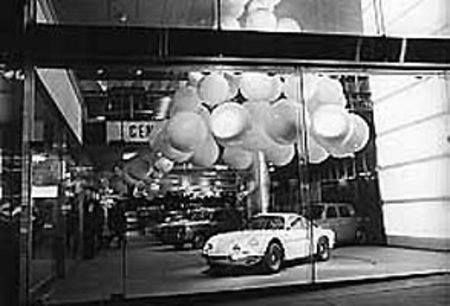 1970 : L'A110 exposée dans la vitrine du pub Renault sur les champs Elysées à Paris.