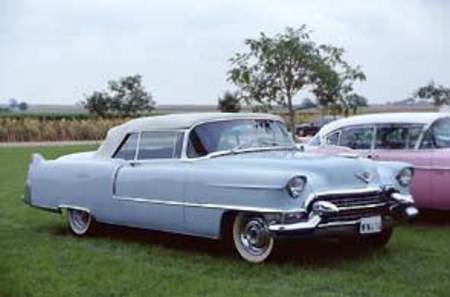 Cadillac Convertible 1955 : les grands gabarits compliquent évidemment le travail du sellier qui doit prendre en compte le poids des matériaux utilisés, leur tension et leur élasticité sur une telle surface. La capote doit en outre résister durablement aux efforts qu'exigent les systèmes de commande électrique. Beaucoup d'essais à blanc en perspective... 