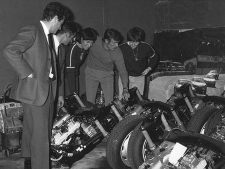 Jean-Claude Killy et Jean Rédélé dans les ateliers