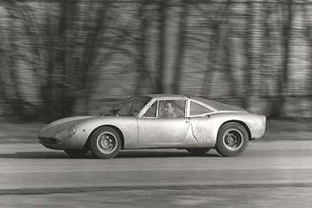 Alejandro de Tomaso teste le prototype de la Vallelunga