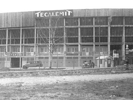 L'extérieur du circuit de Montlhéry