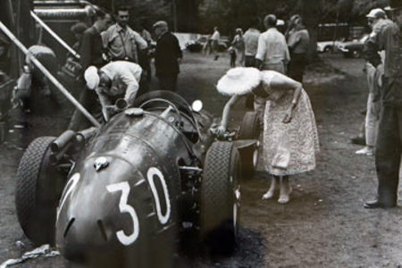 Une Ferrari sur le circuit Rouen-Les Essarts