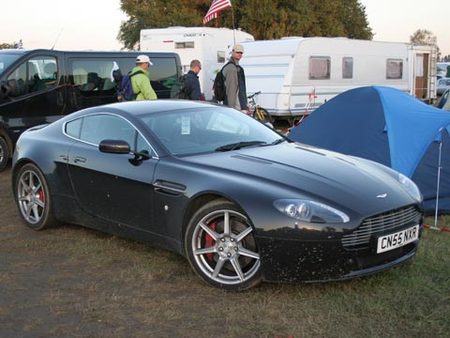 Au milieu des tentes, une Aston Martin V8 Vantage...