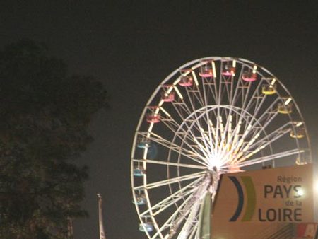 La traditionnelle grande roue, populaire malgré la pluie