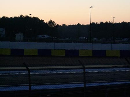 C'est pour ça que l'on a tenu toute la nuit : le jour se lève sur un circuit endormi... magique.