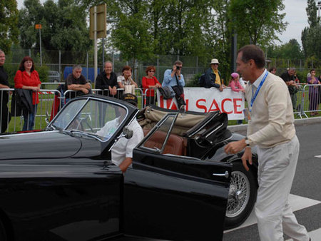 Jean-Marie Bockel, sénateur-maire de Mulhouse fait un tour à bord d'une Jaguar XK140