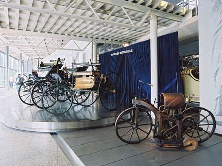 Les premières Daimler et Benz à l’entrée du musée