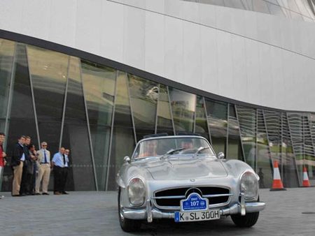 Départ d'un rallye 300 SL devant le musée