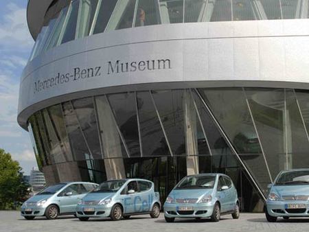 La classe A à pile à combustible devant le musée