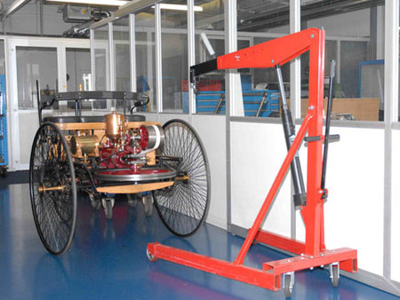 Une réplique du tricycle de Karl Benz... Dans les bureaux !