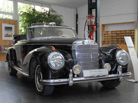 Une 300S cabriolet dans le showroom